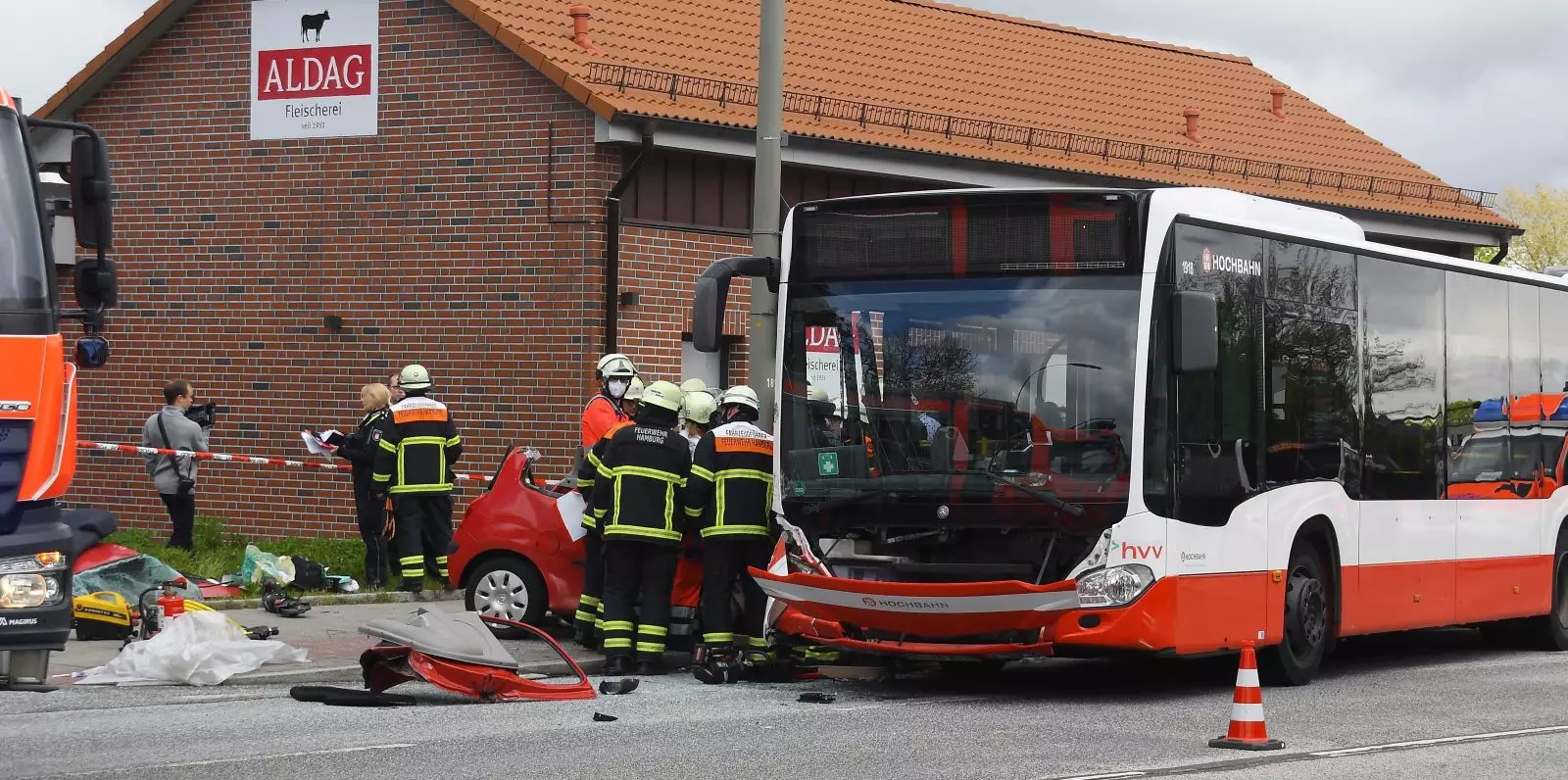 Unfall-mit-Linienbus-auf-der-Cuxe-Autofahrerin-lebensgef-hrlich-verletzt