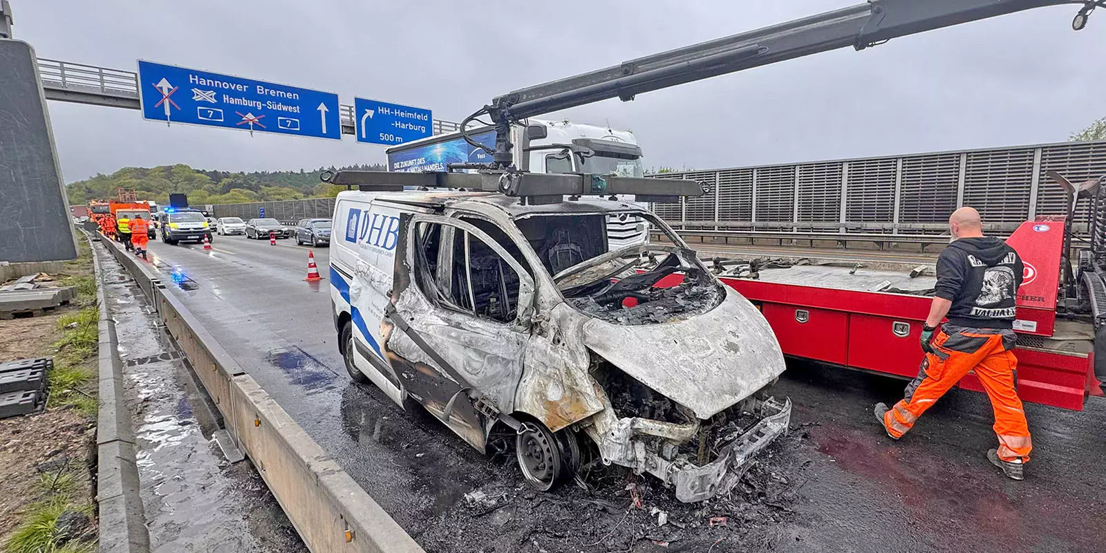 Fahrzeugbrand-auf-der-A7-sorgt-f-r-erhebliche-Verkehrsbehinderungen