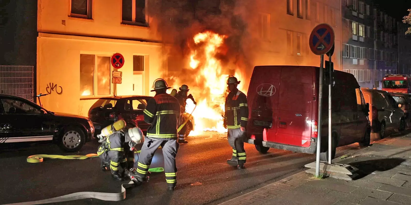Brandserie-im-Phoenix-Viertel-Erneut-geht-Transporter-in-Flammen-auf