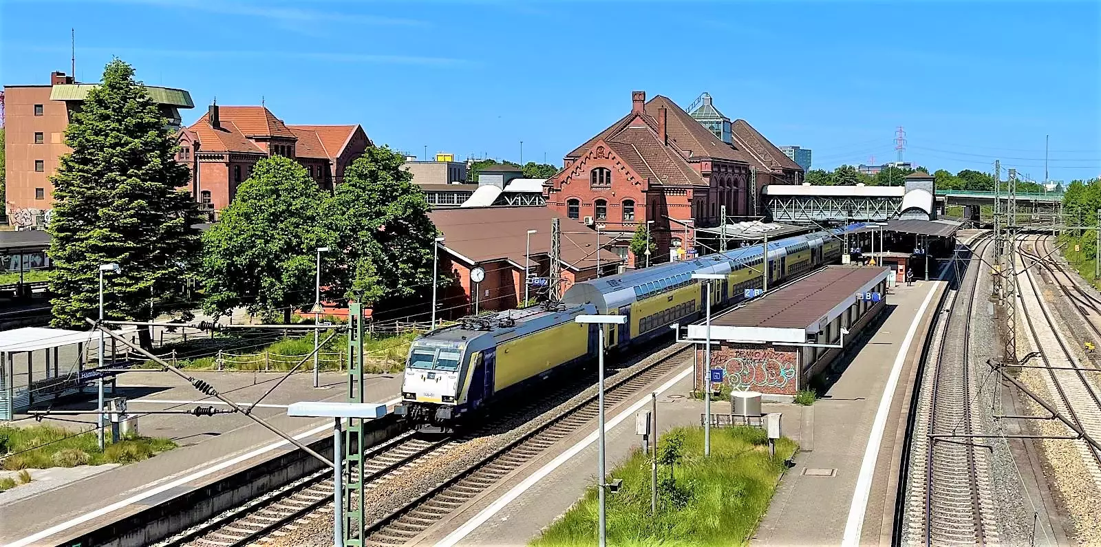 Bahnhof-Harburg-Zu-ersch-pft-f-r-Treppe-Mann-l-uft-ber-Gleise