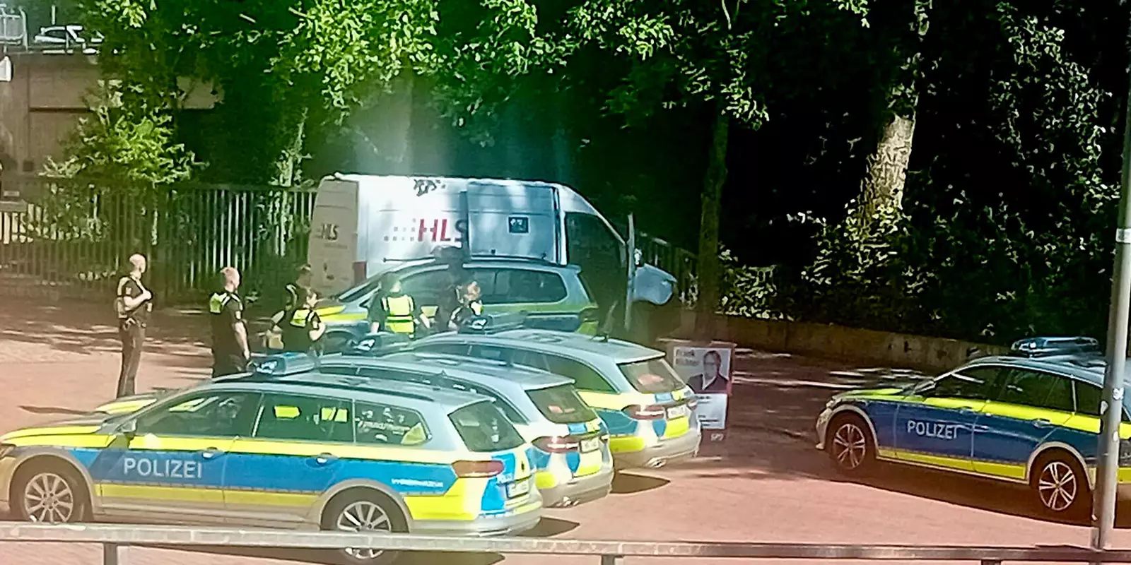 Geldtransporter-defekt-Polizei-f-hrt-mit-f-nf-Peterwagen-am-Seeveplatz-vor
