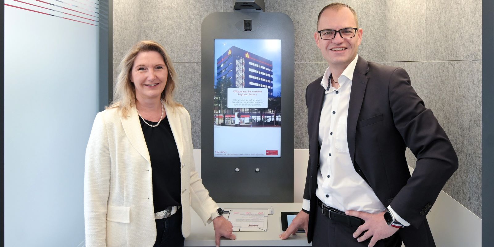 Digitaler Service: Silke Heitmann und Stefan Weber an einem modernen Video-Terminal. Foto: Sparkasse 