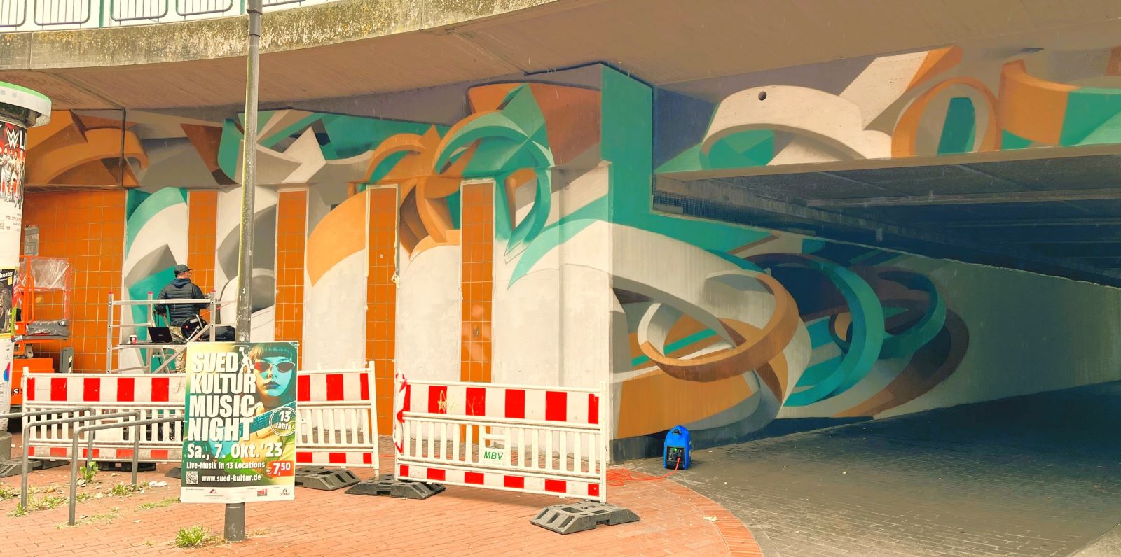 Am Seeveplatz, an der Unterführung zum Phoenix-Center, verwandelt der italienische Künstler Peeta eine trostlose Wand in ein einzigartiges Kunstwerk. Foto: Christian Bittcher
