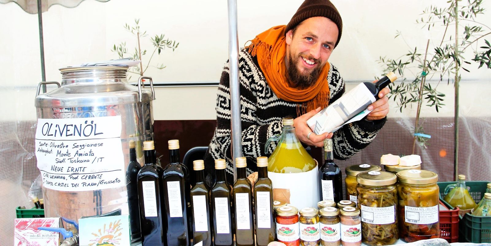 Am Mittwoch gibt es auf dem Wochenmarkt - auf dem Foto Jakob Wenning - wieder frisch gepresstes Olivenöl aus der Toskana. Foto: Christian Bittcher
