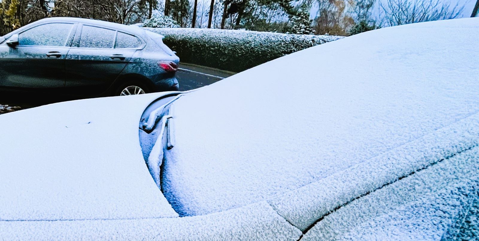 Vor Fahrtantritt mussten Autofahrer am Dienstagmorgen den Schnee vom Auto entfernen. Foto: Christian Bittcher