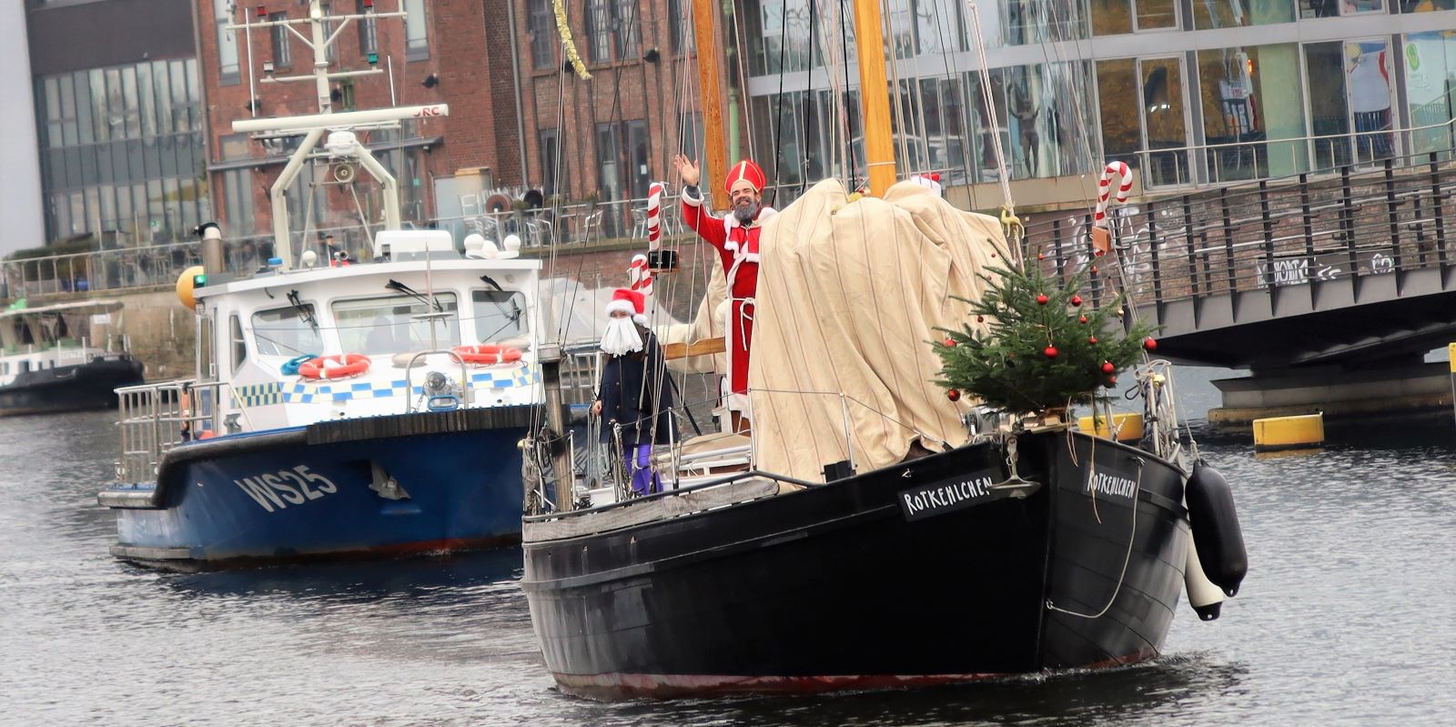 So war es im Vorjahr: Nikolaus kommt auf dem Schiff &quot;Rotkehlchen&quot; in den Harburger Binnehafen. Foto: Christian Bittcher