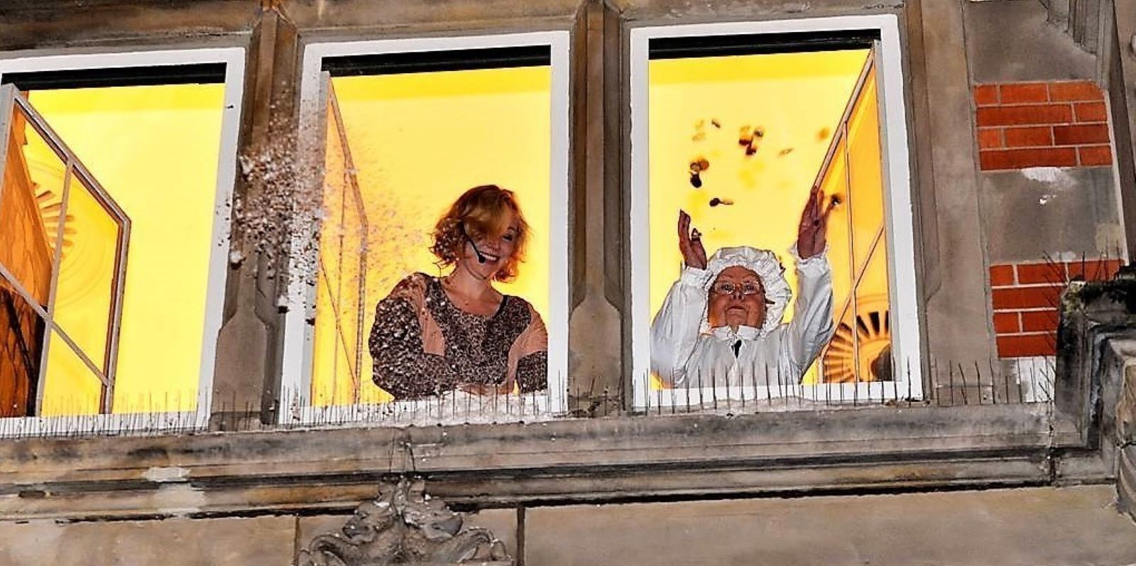 Frau Holle und Goldmarie werden nicht nur dicke Schneeflocken, sondern auch goldene Schokoladentaler aus dem Fenster des Rathauses schneien lassen. Foto: privat