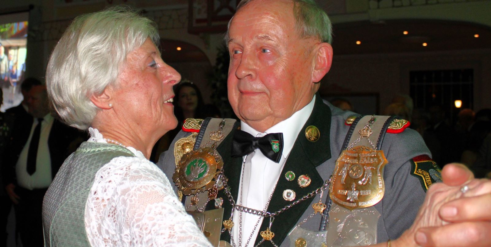 König Klaus Meyer mit Ehefrau Elke beim Ehrentanz.