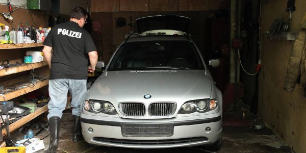 Polizeisten stellen ein gestohlen gemeldetes Fahrzeug sicher. Foto: André Zand-Vakili In Neugraben und Hausbruch gibt es ein Autoklau-Problem