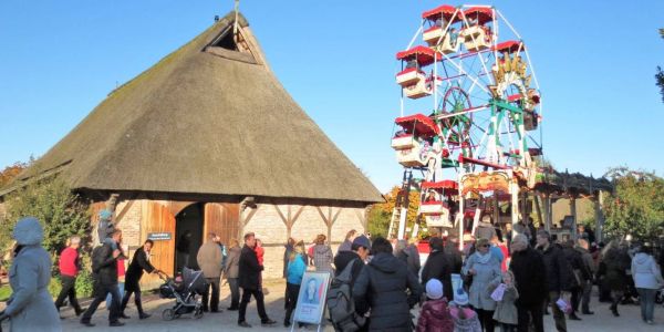 Die Veranstaltungen am Kiekeberg, wie hier der Historische Jahrmarkt, locken auch viele Menschen aus Hamburg an. Foto: Christian Bittcher Corona-Krise: Kiekeberg-Museum und Außenstellen bleiben geschlossen