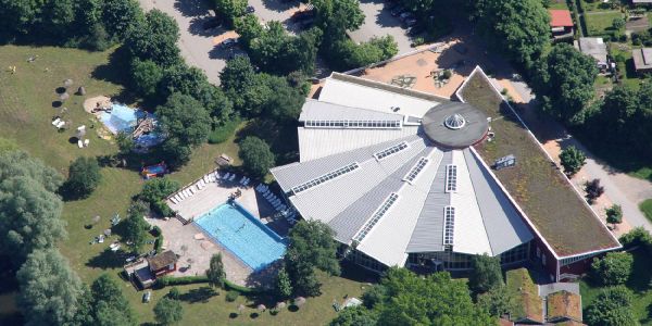Das Freizeitbad Midsommerland, ein Spaßbad das ein Innenbecken und ein ganzjährige nutzbares Außenbecken mit den Maßen 20 x 10 Meter hat. Foto: André Zand-Vakili Diskussion um Schwimmhalle bestimmt Bezirksversammlung