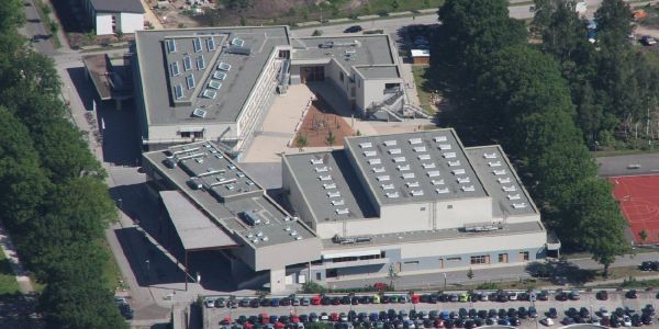 Das BGZ in Neugraben mit der CU-Arena. Foto: André Zand-Vakili Bürgerzentren werden von einem Dienstleister betreut