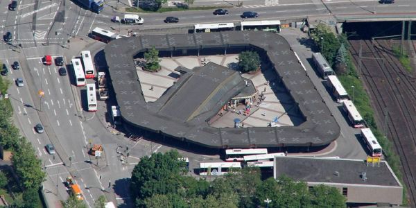 Der Busbahnhof an der Hannoverschen Straße. Foto: André Zand-Vakili Rauchverbot? Hausrechtgerangel beim ZOB-Harburg