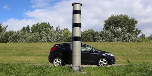 Eine Blitzsäule wie am Cranzer Elbdeich soll an der Finkenwerder Straße aufgestellt werden. Foto: André Zand-Vakili Fest installierter Blitzer kommt an die Finkenwerder Straße