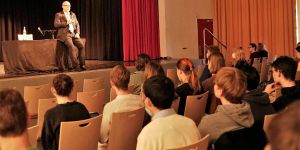 Senator stellt sich Fragen der Schüler: Ties Rabe besucht das IKG