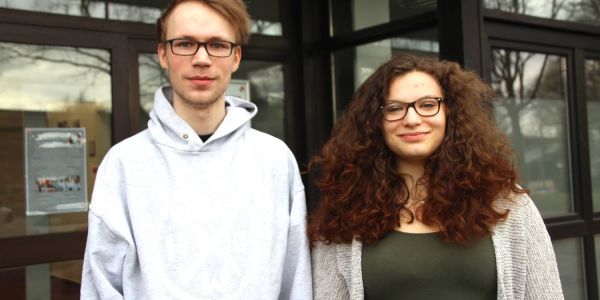 Für Sara und Lukas ist ihr Freiwilliges Soziales Jahr im Harburg-Huus in Kürze beendet. Jetzt werden Nachfolger gesucht, die sich vorstellen können, mit Obdachlosen zu arbeiten. Foto: DRK Harburg-Huus sucht zwei Nachfolger: Wer will „FSJ-ler“ werden?