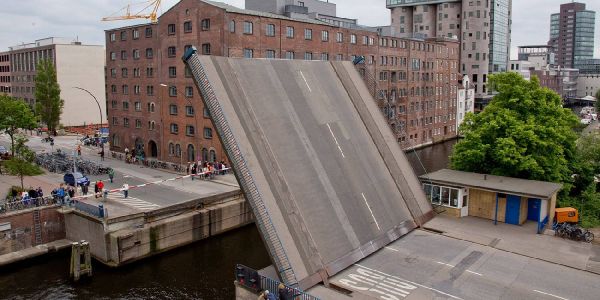 Klappbrücke wird repariert- Sperrung im Binnenhafen