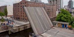 Klappbrücke wird repariert- Sperrung im Binnenhafen