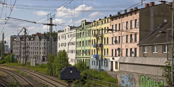 Die Wohnäuser an der Seehafenstraße, von denen zwei durchsucht wurden. Foto: André Zand-Vakili Razzia Seehafenstraße: Software gab Hinweise auf Leistungsmissbrauch
