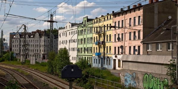 Die Häuser an der Seehafenstraße, die als eine der problematischten Adressen im Bezirk gelten. Foto: André Zand-Vakili Razzia in der Seehafenstraße: Außer Spesen nix gewesen