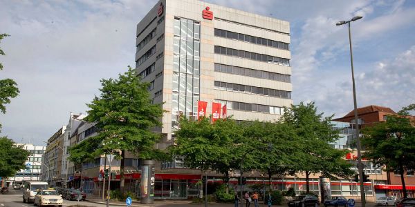 Das Hauptgebäude der Sparkasse Harburg-Buxtehude am Sand. Foto: André Zand-Vakili Sparkasse Harburg-Buxtehude: Aussetzung von Krediten möglich