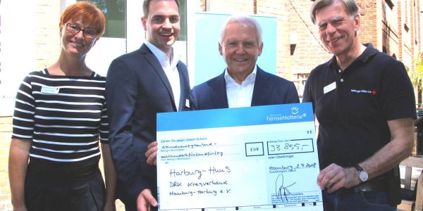 Scheck der Fernsehlotterie: 93.855 Euro fürs Harburg-Huus