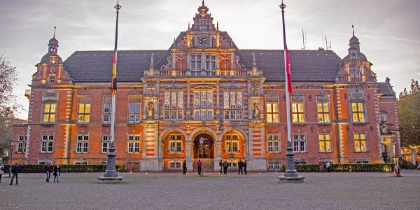 Das Harburger Rathaus. Foto: André Zand-Vakili Harburgs Bezirksversammlung ist im Oktober Geberkonferenz