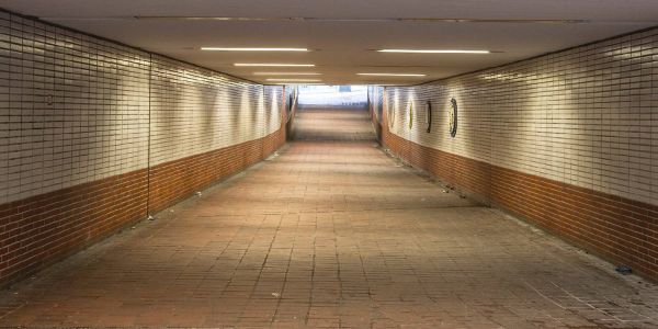 Der Fußgängertunnel zum Binnenhafen. Foto: André Zand-Vakili Tunnel zum Binnenhafen: Verbesserungen auf der "langen Bank"