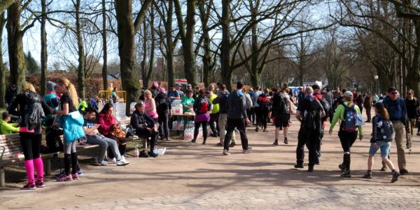 Obst, Getränke und Müsliriegel: Gewusel am Verpflegungsstand an der Außenmühle. Foto: Christian Bittcher Mega-Marsch: 3500 Teilnehmer machen Rast an der Außenmühle