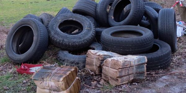 Alles wird einfach weggeschmissen – und wenn es Altreifen sind. Foto: mag Illegale Müllentsorgung im Bezirk: Was tut die Verwaltung dagegen?