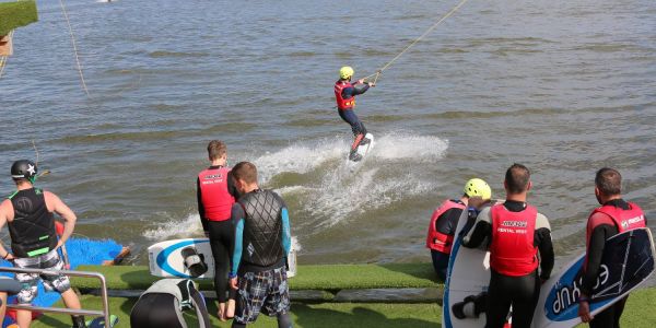 Immer gut was los: Die Wasserskianlage in Neuland gehört zu den Gewinnern dieses Sommers. Foto: Christian Bittcher Dieser Sommer hört wohl nie auf: Die Gewinner des Super-Wetters