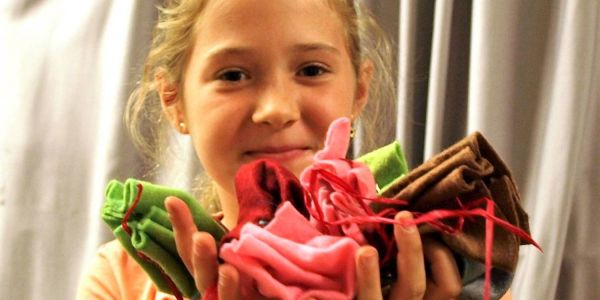 In der Mit-Mach-Station begeben sich die Kinder auf eine Zeitreise und fertigen aus bunten Filzstoffen einen Beutel. Foto: AMH Kinder gehen auf Zeitreise: Das Museum kommt auf den Weihnachtsmarkt