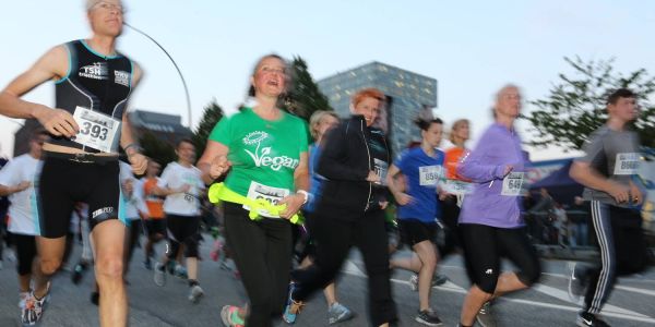 Wenn die Sportler am Freitag Abend beim Lichterlauf zwischen City und Binnenhafen unterwegs sind, müssen mehrere Straßen gesperrt werden. Foto: Christian Bittcher Lichterlauf in der City: Diese Straßen werden gesperrt