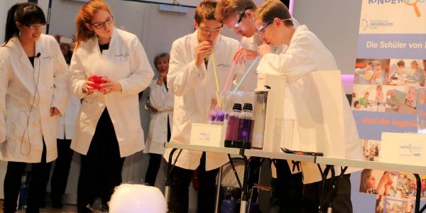 Wenn es auf der Bühne dampft und zischt, dann zeigen die Kinderforscher der TUHH ihr Können. Foto: Christian Bittcher Auf in die 8. Runde: Wirtschaftsverein unterstützt den NachwuchsCampus