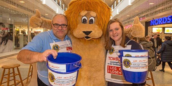 Die Lions verkaufen am Wochenende im Phoenix-Center Lose für den guten Zweck. Foto: André Zand-Vakili Lionstage im Phoenix-Center: Tombola, Schlemmerstand und 1500 Gewinne
