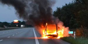 A1: Motorplatzer sorgt für Fahrzeugbrand