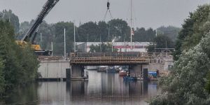 Klappbrücke am Veritaskai eingehängt aber lange nicht frei