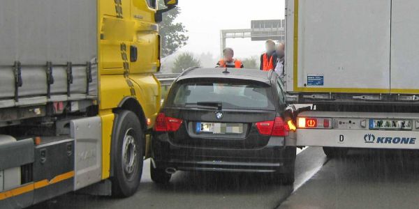 Überholversuch blieb zwischen zwei Lastern stecken