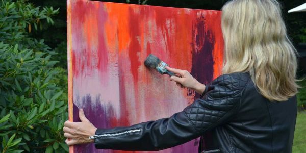 Annette Wiese an einem ihrer neuen Werke. Foto: pr Annette Wiese malt