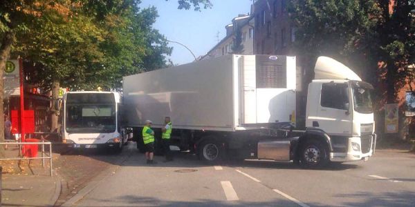 Eißendorfer Straße: Doppelunfall mit Lastzug