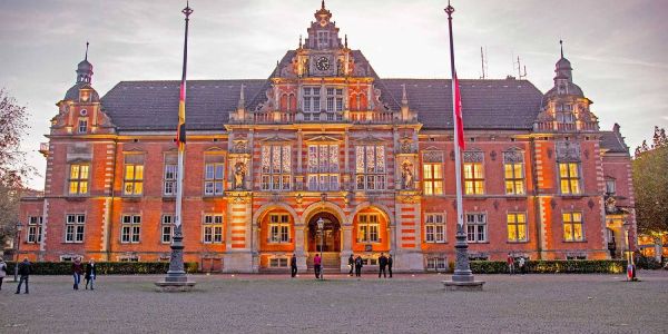 Bezirksversammlung: Diskussion um den Wert von Bürgerverträgen