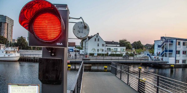 Funktioniert nicht und bleibt oft für Fußgänger gesperrt. Die Drehbrücke im Binnenhafen. Foto: zv Immer noch Probleme mit der Drehbrücke über den Lotsekanal