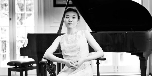 Eine junge Star-Pianistin lädt zum romantischen Klavierkonzert