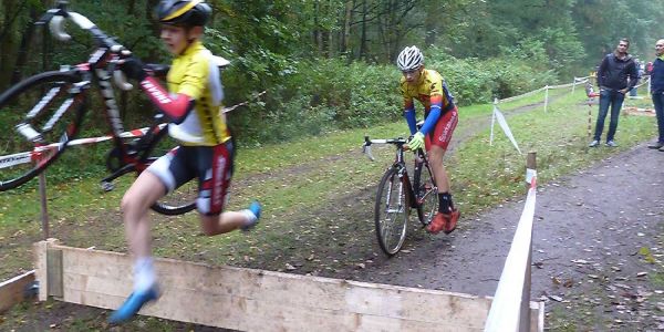 Jasper Pahlke springt über das Hindernis. Moritz Plambeck folgt. Foto: sp Harburger Radsportler holen drei Siege beim Stevens Crosscup