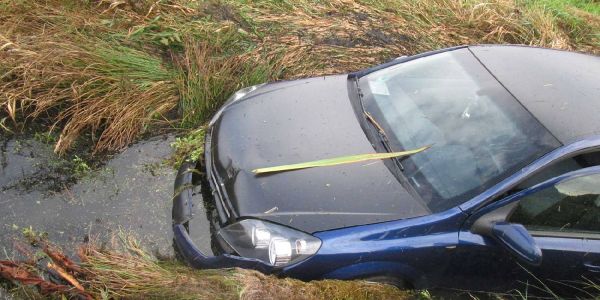 Neu Wulmstorf: Opel landet im Graben
