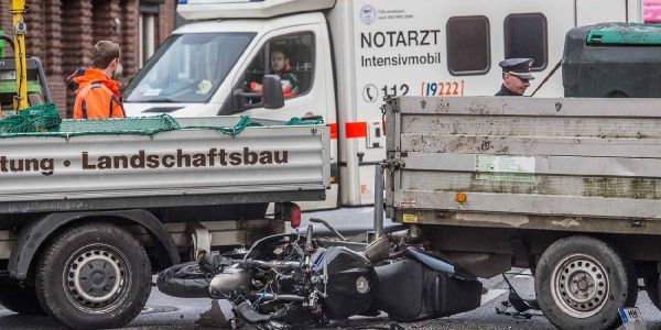 Stader Straße: Vollsperrung nach schwerem Motorradunfall