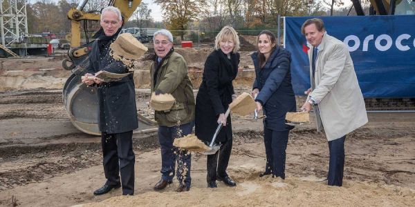 Erster Spatenstich im Senatorin und Bezirksamtsleiter. Foto: zv Erster Spatenstich auf ehemaligen Kasernengelände