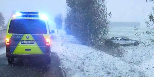 Der BMW blieb auf einem Acker neben der A1 liegen. Foto: Polizei Erster Schnee und Glätte führten im Landkreis zu Unfällen