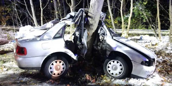 Der völlig zerstörte Audi. Foto: zv Glüsingen: Drei Männer nach schwerem Unfall eingeklemmt
