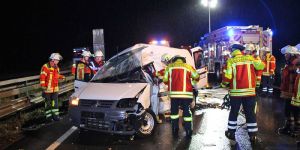 Hittfeld: Fahrer nach Unfall in VW Caddy eingeklemmt